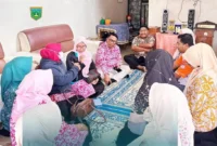 PKK Padang Panjang menegaskan balita penderita cacingan bukan warga kota setelah verifikasi lapangan dilakukan. (Foto: Kominfo Padang Panjang)