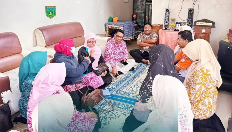 PKK Padang Panjang menegaskan balita penderita cacingan bukan warga kota setelah verifikasi lapangan dilakukan. (Foto: Kominfo Padang Panjang)