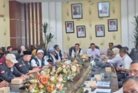 Staf Ahli Bupati Pessel Bidang Pemerintahan, Hukum, dan Politik, Gunawan menerima kunjungan akademik dosen mahasiswa Program S3 UNP di Ruang Rapat Bupati Pessel. (Foto: Dok. Kominfo)