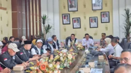 Staf Ahli Bupati Pessel Bidang Pemerintahan, Hukum, dan Politik, Gunawan menerima kunjungan akademik dosen mahasiswa Program S3 UNP di Ruang Rapat Bupati Pessel. (Foto: Dok. Kominfo)