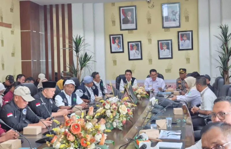 Staf Ahli Bupati Pessel Bidang Pemerintahan, Hukum, dan Politik, Gunawan menerima kunjungan akademik dosen mahasiswa Program S3 UNP di Ruang Rapat Bupati Pessel. (Foto: Dok. Kominfo)