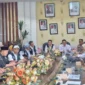 Staf Ahli Bupati Pessel Bidang Pemerintahan, Hukum, dan Politik, Gunawan menerima kunjungan akademik dosen mahasiswa Program S3 UNP di Ruang Rapat Bupati Pessel. (Foto: Dok. Kominfo)