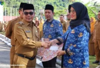 Wakil Bupati Pessel, Risnaldi Ibrahim menyerahkan SK pelantikan PPPK di halaman kantor Bupati Pessel di Painan. (Foto: Dok. Prokopim)
