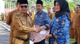 Wakil Bupati Pessel, Risnaldi Ibrahim menyerahkan SK pelantikan PPPK di halaman kantor Bupati Pessel di Painan. (Foto: Dok. Prokopim)