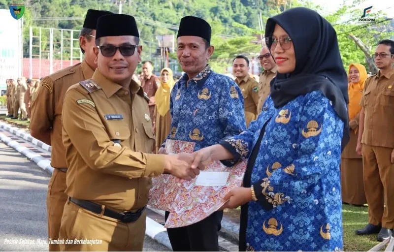 Wakil Bupati Pessel, Risnaldi Ibrahim menyerahkan SK pelantikan PPPK di halaman kantor Bupati Pessel di Painan. (Foto: Dok. Prokopim)