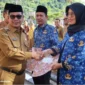 Wakil Bupati Pessel, Risnaldi Ibrahim menyerahkan SK pelantikan PPPK di halaman kantor Bupati Pessel di Painan. (Foto: Dok. Prokopim)