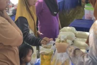 Warga berbelanja di pasar murah yang berlokasi di Lapangan Volly, Jalan Bahagia, Ulak Karang Selatan, Kecamatan Padang Utara, Rabu (15/10/2025). (Foto: Diskominfo Padang)