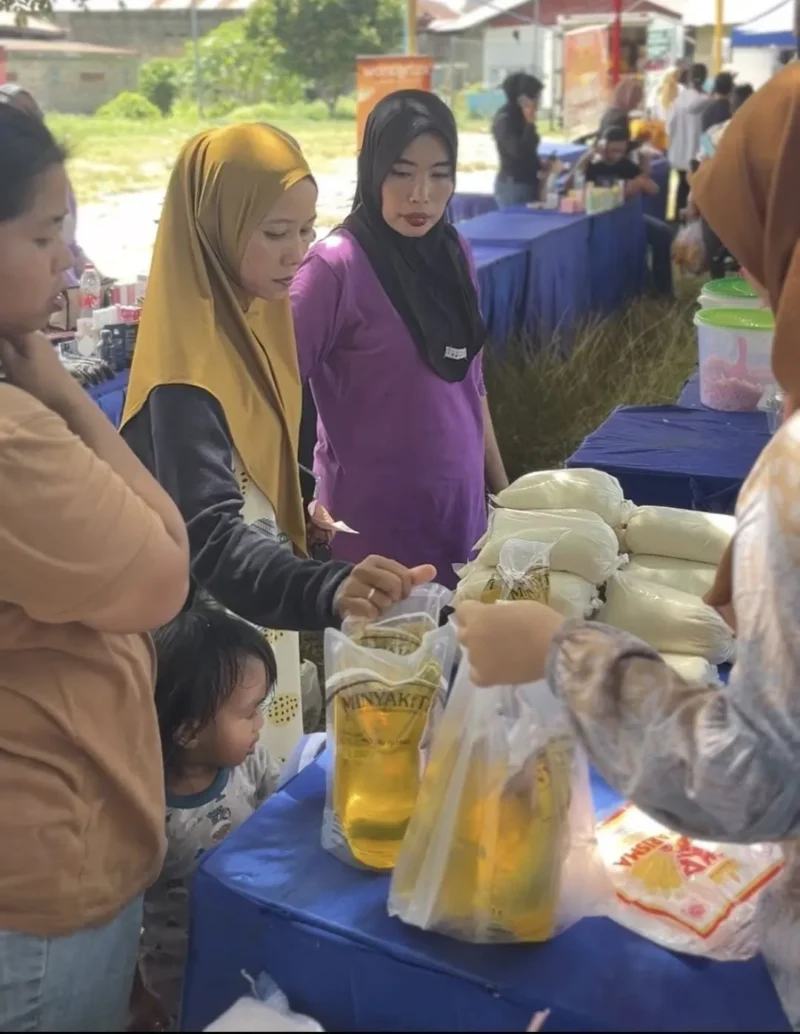 Warga berbelanja di pasar murah yang berlokasi di Lapangan Volly, Jalan Bahagia, Ulak Karang Selatan, Kecamatan Padang Utara, Rabu (15/10/2025). (Foto: Diskominfo Padang)