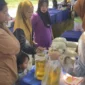 Warga berbelanja di pasar murah yang berlokasi di Lapangan Volly, Jalan Bahagia, Ulak Karang Selatan, Kecamatan Padang Utara, Rabu (15/10/2025). (Foto: Diskominfo Padang)