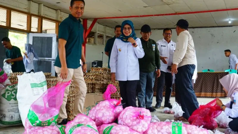 Wakil Bupati Dharmasraya Leli Arni meninjau pasar murah di Nagari Sungai Duo, Kecamatan Sitiung, Rabu (15/10/2025). (Foto: Pemkab Dharmasraya)