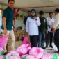 Wakil Bupati Dharmasraya Leli Arni meninjau pasar murah di Nagari Sungai Duo, Kecamatan Sitiung, Rabu (15/10/2025). (Foto: Pemkab Dharmasraya)