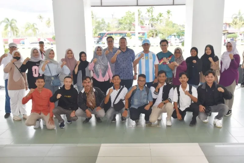 Wali Kota Pariaman, Yota Balad melepas peserta program magang dan pelatihan intensif di Pasim Sukabumi, Jumat (24/10/2025). (Foto: Kominfo Pariaman)