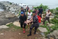 Tim SAR gabungan mengevakuasi jasad korban, Senin pagi (20/10/2025). (Foto: BPBD Padang)