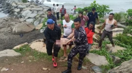 Tim SAR gabungan mengevakuasi jasad korban, Senin pagi (20/10/2025). (Foto: BPBD Padang)