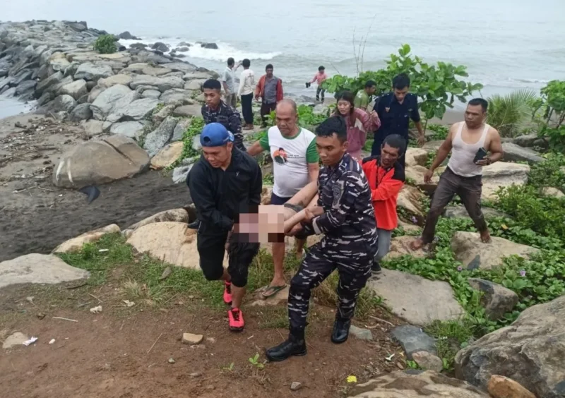 Tim SAR gabungan mengevakuasi jasad korban, Senin pagi (20/10/2025). (Foto: BPBD Padang)