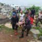 Tim SAR gabungan mengevakuasi jasad korban, Senin pagi (20/10/2025). (Foto: BPBD Padang)