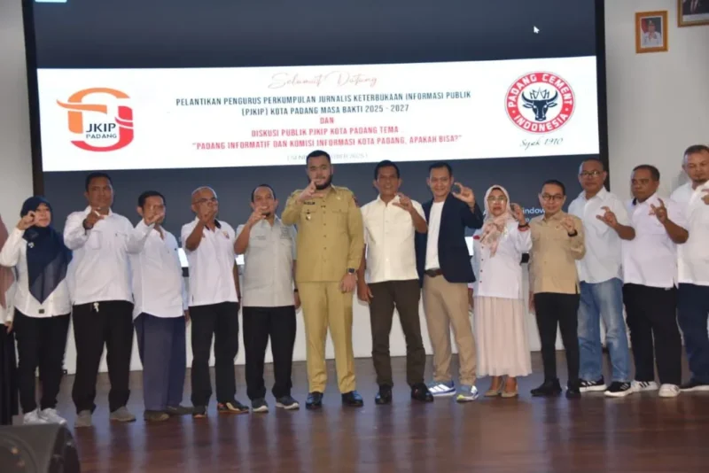 Wali Kota Padang Fadly Amran menghadiri Pelantikan Pengurus PJKIP Kota Padang Masa Bakti 2025–2027, di Gedung Bagindo Aziz Chan Youth Center, Senin (6/10/2025). (Foto: Prokopim Padang)