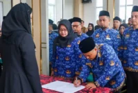 Bupati Dharmasraya, Annisa Suci Ramadhani melantik 35 pejabat administrator dan pengawas, Selasa (7/10/2025). (Foto: Pemkab Dharmasraya)