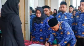 Bupati Dharmasraya, Annisa Suci Ramadhani melantik 35 pejabat administrator dan pengawas, Selasa (7/10/2025). (Foto: Pemkab Dharmasraya)
