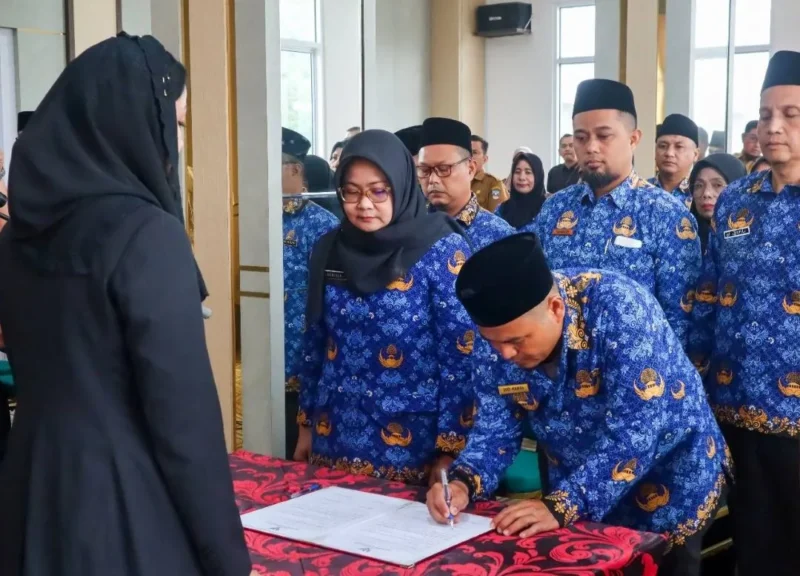 Bupati Dharmasraya, Annisa Suci Ramadhani melantik 35 pejabat administrator dan pengawas, Selasa (7/10/2025). (Foto: Pemkab Dharmasraya)