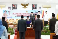Bupati Tanah Datar Eka Putra melantik delapan pejabat eselon II di lingkungan Pemkab Tanah Datar di Aula Kantor Bupati Pagaruyung, Jumat (31/10/2025). (Foto: Prokopim Tanah Datar)
