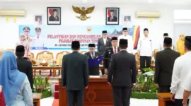 Bupati Tanah Datar Eka Putra melantik delapan pejabat eselon II di lingkungan Pemkab Tanah Datar di Aula Kantor Bupati Pagaruyung, Jumat (31/10/2025). (Foto: Prokopim Tanah Datar)