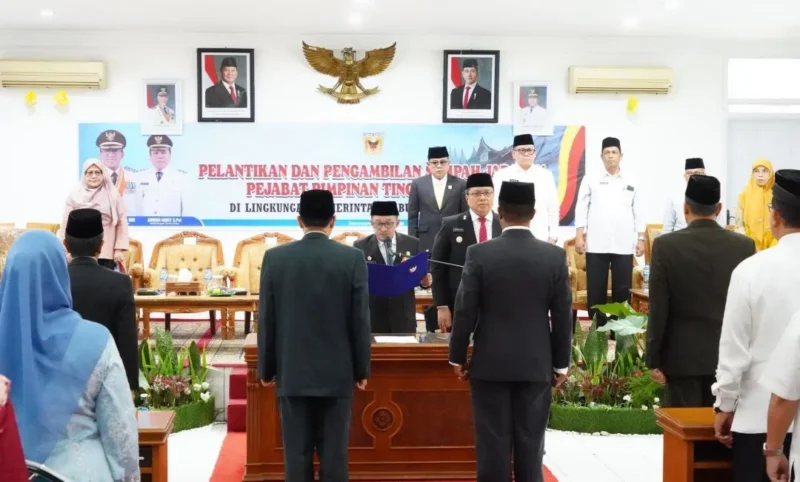 Bupati Tanah Datar Eka Putra melantik delapan pejabat eselon II di lingkungan Pemkab Tanah Datar di Aula Kantor Bupati Pagaruyung, Jumat (31/10/2025). (Foto: Prokopim Tanah Datar)