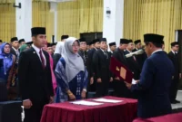 Bupati Padang Pariaman John Kenedy Azis (JKA) melantik puluhan pejabat di lingkungan Pemerintah Kabupaten Padang Pariaman di Hall IKK Parit Malintang, Senin (6/10). (Foto: Kominfo Padang Pariaman)
