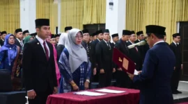 Bupati Padang Pariaman John Kenedy Azis (JKA) melantik puluhan pejabat di lingkungan Pemerintah Kabupaten Padang Pariaman di Hall IKK Parit Malintang, Senin (6/10). (Foto: Kominfo Padang Pariaman)