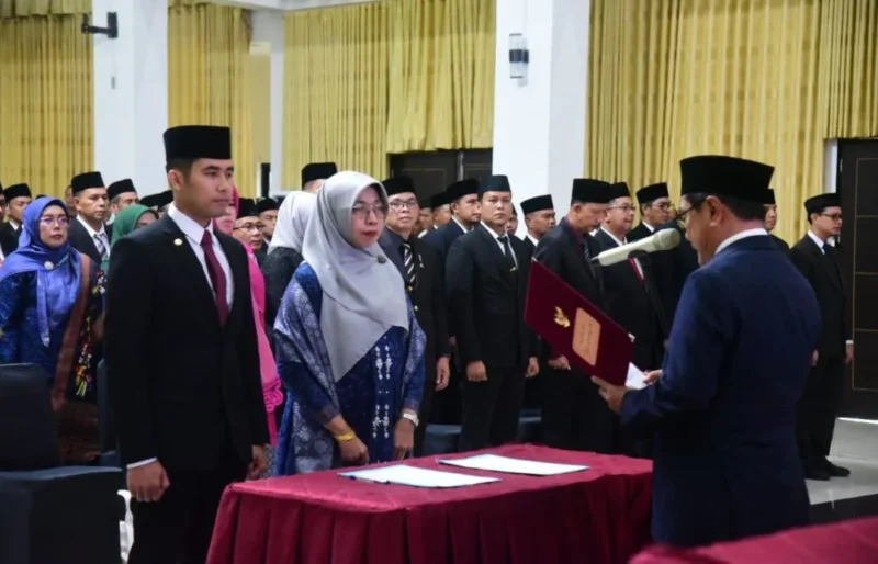 Bupati Padang Pariaman John Kenedy Azis (JKA) melantik puluhan pejabat di lingkungan Pemerintah Kabupaten Padang Pariaman di Hall IKK Parit Malintang, Senin (6/10). (Foto: Kominfo Padang Pariaman)