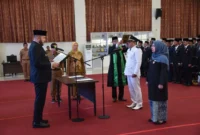 Wali Kota Padang Fadly Amran melantik 122 orang pejabat administrator dan pengawas di lingkungan Pemko Padang, bertempat di Ruang Bagindo Aziz Chan, Balai Kota Padang, Aie Pacah, Senin (20/10/2025). (Foto: Prokopim Padang)
