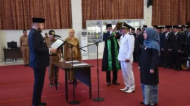 Wali Kota Padang Fadly Amran melantik 122 orang pejabat administrator dan pengawas di lingkungan Pemko Padang, bertempat di Ruang Bagindo Aziz Chan, Balai Kota Padang, Aie Pacah, Senin (20/10/2025). (Foto: Prokopim Padang)
