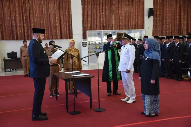 Wali Kota Padang Fadly Amran melantik 122 orang pejabat administrator dan pengawas di lingkungan Pemko Padang, bertempat di Ruang Bagindo Aziz Chan, Balai Kota Padang, Aie Pacah, Senin (20/10/2025). (Foto: Prokopim Padang)