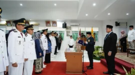 Bupati Eka Putra melantik pejabat manajerial di lingkup Pemkab Tanah Datar di Aula Kantor Bupati pada Jumat (3/10/2025). (Foto: Prokopim Tanah Datar)