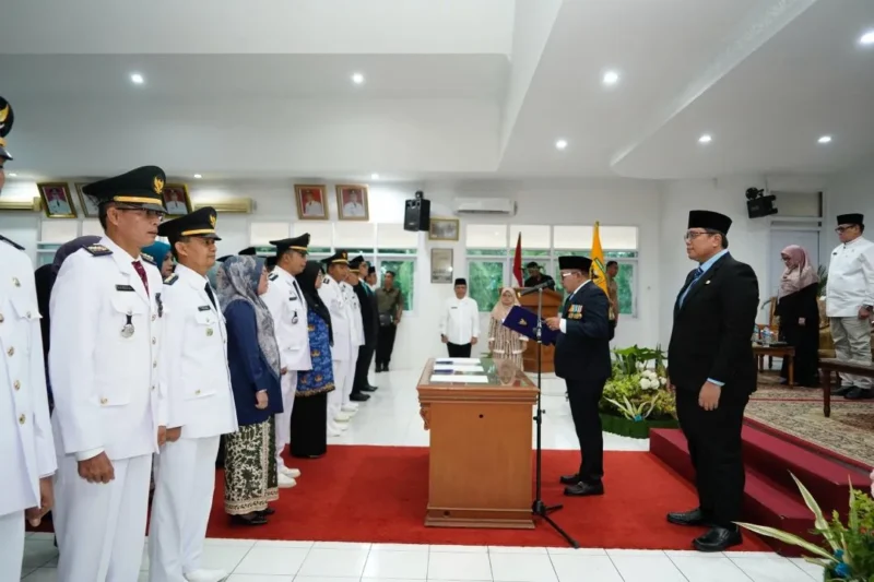 Bupati Eka Putra melantik pejabat manajerial di lingkup Pemkab Tanah Datar di Aula Kantor Bupati pada Jumat (3/10/2025). (Foto: Prokopim Tanah Datar)