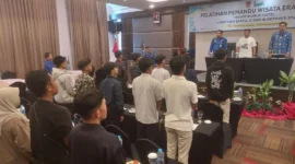 Dispar Padang menggelar pelatihan bagi para pemandu wisata profesional di Hotel HW Padang, Jumat (17/10/2025). (Foto: Ist)