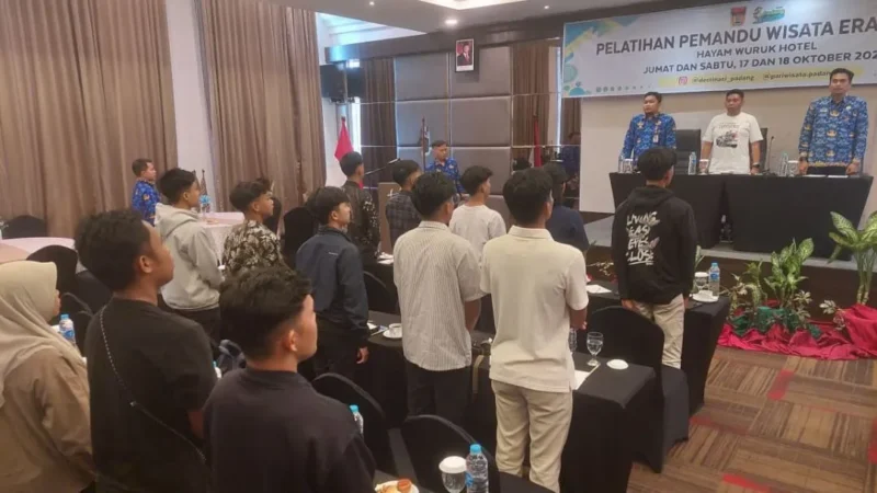 Dispar Padang menggelar pelatihan bagi para pemandu wisata profesional di Hotel HW Padang, Jumat (17/10/2025). (Foto: Ist)