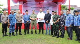 Wali Kota Padang, Fadly Amran menghadiri peletakan batu pertama pembangunan fisik 800 gerai, pergudangan, dan fasilitas pendukung Koperasi Desa/Kelurahan Merah Putih di Kelurahan Alai Parak Kopi, Jumat (17/10/2025). (Foto: Prokopim Padang)