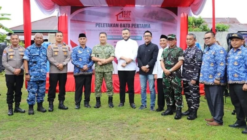 Wali Kota Padang, Fadly Amran menghadiri peletakan batu pertama pembangunan fisik 800 gerai, pergudangan, dan fasilitas pendukung Koperasi Desa/Kelurahan Merah Putih di Kelurahan Alai Parak Kopi, Jumat (17/10/2025). (Foto: Prokopim Padang)