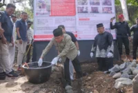 Wakil Wali Kota Padang Maigus Nasir meletakkan batu pertama pembangunan rumah layak huni bagi RTM di Jalan Bandar Buat, Kelurahan Bandar Buat, Kecamatan Lubuk Kilangan, Kamis (23/10/2025). (Foto: Prokopim Padang)