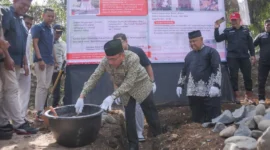 Wakil Wali Kota Padang Maigus Nasir meletakkan batu pertama pembangunan rumah layak huni bagi RTM di Jalan Bandar Buat, Kelurahan Bandar Buat, Kecamatan Lubuk Kilangan, Kamis (23/10/2025). (Foto: Prokopim Padang)