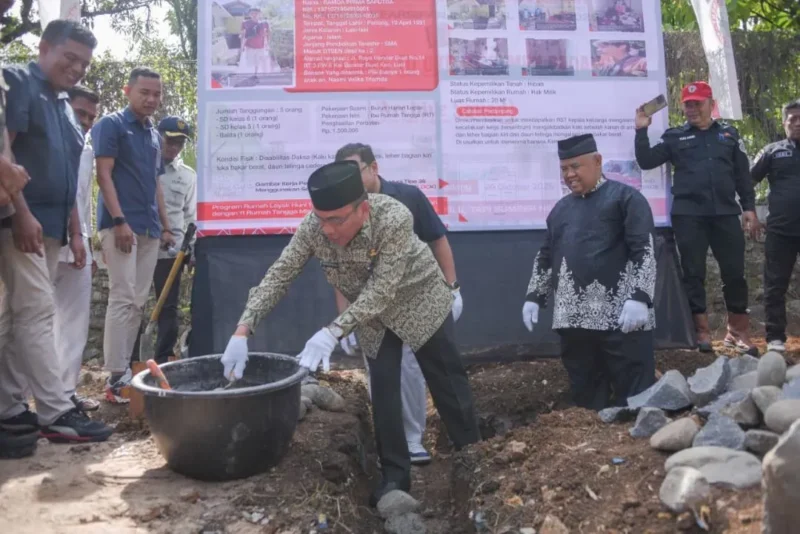 Wakil Wali Kota Padang Maigus Nasir meletakkan batu pertama pembangunan rumah layak huni bagi RTM di Jalan Bandar Buat, Kelurahan Bandar Buat, Kecamatan Lubuk Kilangan, Kamis (23/10/2025). (Foto: Prokopim Padang)