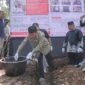 Wakil Wali Kota Padang Maigus Nasir meletakkan batu pertama pembangunan rumah layak huni bagi RTM di Jalan Bandar Buat, Kelurahan Bandar Buat, Kecamatan Lubuk Kilangan, Kamis (23/10/2025). (Foto: Prokopim Padang)