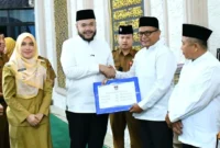 Wali Kota Padang, Fadly Amran secara simbolis menyerahkan dana operasional triwulan III tahun 2025 se-Kecamatan Pauh di Masjid Raya Pauh, Senin (20/10/2025). (Foto: Prokopim Padang)