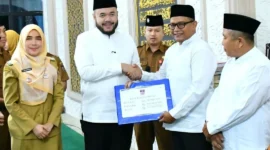 Wali Kota Padang, Fadly Amran secara simbolis menyerahkan dana operasional triwulan III tahun 2025 se-Kecamatan Pauh di Masjid Raya Pauh, Senin (20/10/2025). (Foto: Prokopim Padang)