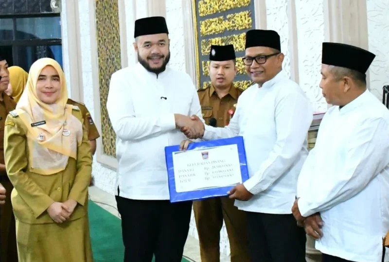 Wali Kota Padang, Fadly Amran secara simbolis menyerahkan dana operasional triwulan III tahun 2025 se-Kecamatan Pauh di Masjid Raya Pauh, Senin (20/10/2025). (Foto: Prokopim Padang)