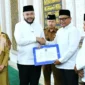 Wali Kota Padang, Fadly Amran secara simbolis menyerahkan dana operasional triwulan III tahun 2025 se-Kecamatan Pauh di Masjid Raya Pauh, Senin (20/10/2025). (Foto: Prokopim Padang)