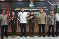 Wali Kota Padang Fadly Amran menghadiri rapat pembahasan percepatan penyelesaian pengadaan tanah proyek Batang Kandis dan Fly Over Sitinjau Lauik di Kantor Kejati Sumbar, Rabu (8/10/2025). (Foto: Prokopim Padang)