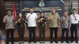 Wali Kota Padang Fadly Amran menghadiri rapat pembahasan percepatan penyelesaian pengadaan tanah proyek Batang Kandis dan Fly Over Sitinjau Lauik di Kantor Kejati Sumbar, Rabu (8/10/2025). (Foto: Prokopim Padang)