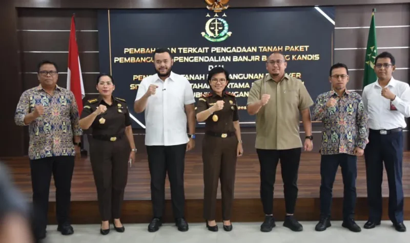 Wali Kota Padang Fadly Amran menghadiri rapat pembahasan percepatan penyelesaian pengadaan tanah proyek Batang Kandis dan Fly Over Sitinjau Lauik di Kantor Kejati Sumbar, Rabu (8/10/2025). (Foto: Prokopim Padang)